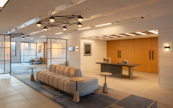 Administrativní brutalistickou budovu v americkém New Haven proměnili architekti ze studia Becker + Becker na luxusní hotel Marcel