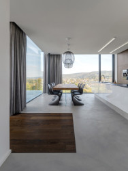 Materiálové řešení vždy odpovídá funkci prostoru – ve společenské části je podlaha světlá. (Vila u Prahy, boq architekti)