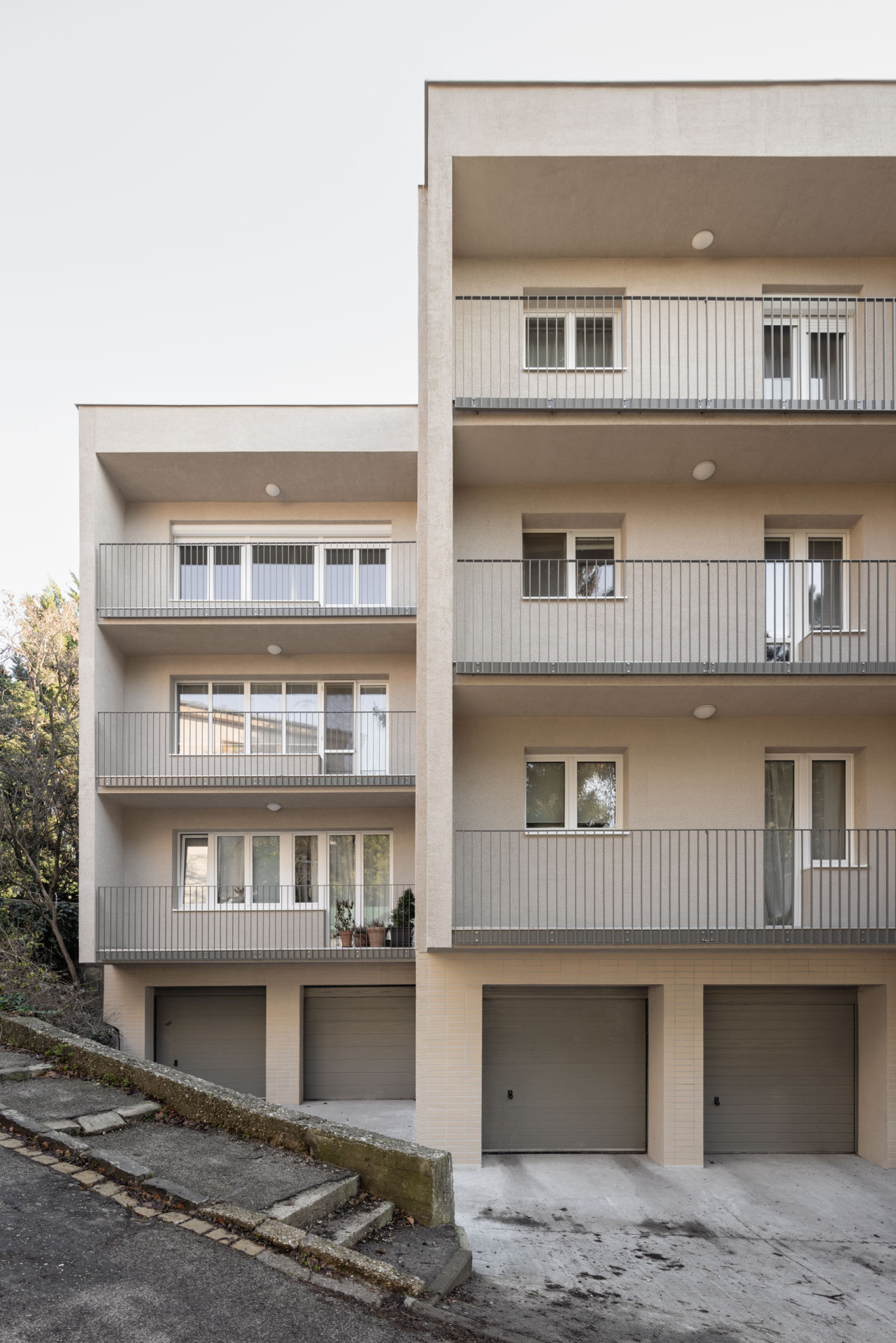 Rekonstrukce bytu a bytového domu Nový Svet, ARCHITEKTI mikulaj & mikulajová - Dům Nový Svet obsahuje devět velkoryse řešených bytů