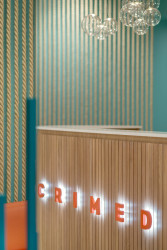 Interiér rehabilitačního centra CRIMED v Poděbradech od designérky Kateřiny Kersey a architektky Lucie Náhlovské