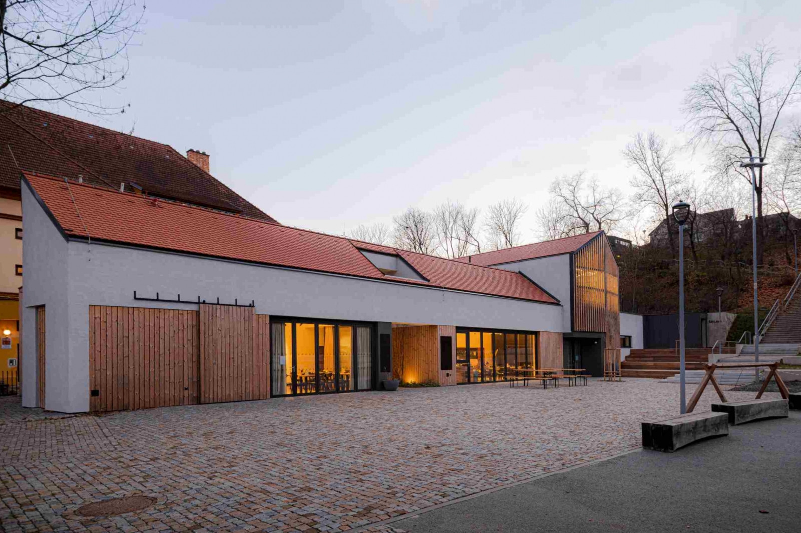 Knihovna ve Šlapanicích, Milan Podroužek a spolupracovníci: V části budovy obracející se celou svou délkou do parku našel místo provoz restaurace