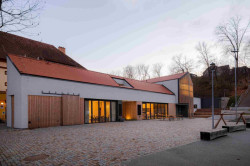 Knihovna ve Šlapanicích, Milan Podroužek a spolupracovníci: V části budovy obracející se celou svou délkou do parku našel místo provoz restaurace