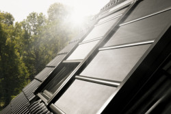 Lehká venkovní roleta na solární pohon SSS, Velux.