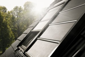 Lehká venkovní roleta na solární pohon SSS, Velux.