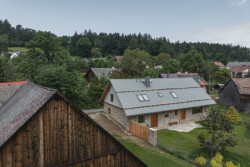 Současná rekonstrukce domu jeho podstatu vrátila zpět - stojí za ní architekti z ateliéru Archport. (Rekonstrukce rodinného domu na Šumavě, Archport)