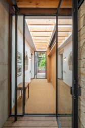 Průhled domem - ze zádveří až na terasu (Rekosntrukce domu v Bretani, MOLO ARCHITEKTI)