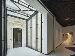 Propojení historického domu s novostavbou zprostředkovává prosklený můstek. (Interaktivním centru pohádek a animace OKO v Bílsko-Bělé v Polsku, Nizio Design International)