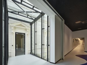 Propojení historického domu s novostavbou zprostředkovává prosklený můstek. (Interaktivním centru pohádek a animace OKO v Bílsko-Bělé v Polsku, Nizio Design International)