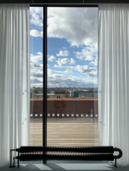 Střešní terasa nabízí daleké výhledy na město