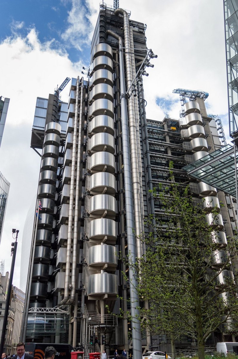 Na Centre Pompidou navázal Richard Rogers slavným projektem budovy pojišťovny Lloyd's, kterou navrhl do staré finanční čtvrti Londýna.