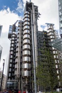Na Centre Pompidou navázal Richard Rogers slavným projektem budovy pojišťovny Lloyd's, kterou navrhl do staré finanční čtvrti Londýna.