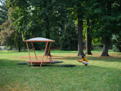 Produkt na konec funguje skvěle s řadou laviček a sezení, které má společnost ve svém portfoliu. mmcité přišla také s levitující kruhovou platformou, která UFO mění v takzvaný daybed, poskytne úkryt pro nerušený odpočinek ve veřejném prostoru.