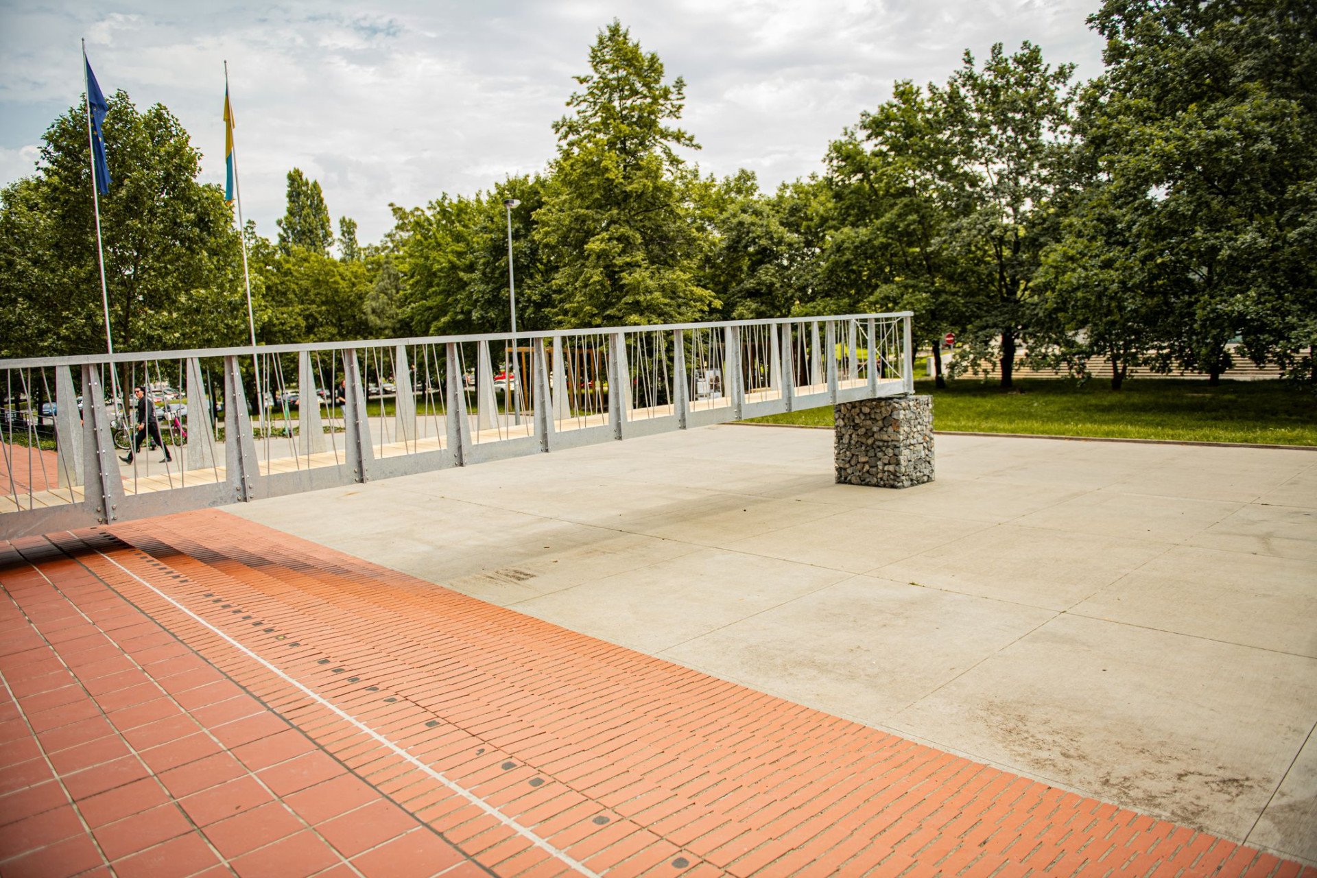 Studenti architektury ČVUT v Praze realizovali lávky do Krkonoš