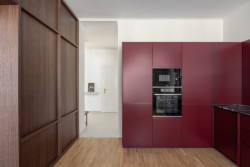 Pohled do denní zóny, kde se kuchyň propojuje s obývacím pokojem. (Byt Mariánska v Bratislavě, NOIZ architekti)