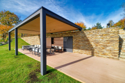 Přírodní materiál resysta imitující dřevo se dá využít jak ve stavebnictví, tak v interiérech nebo na zahradách.