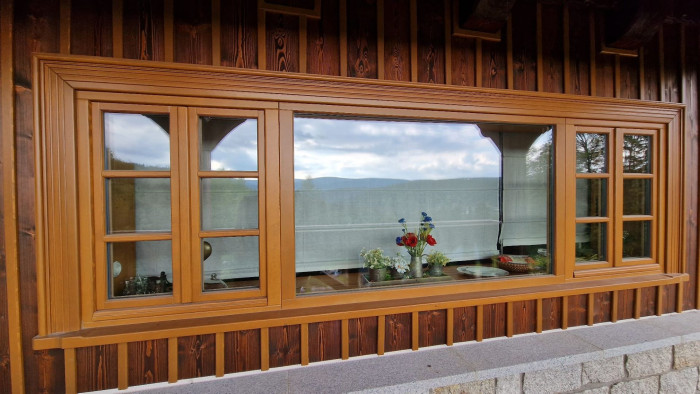 Maximální přísun přirozeného světla do interiéru zajišťují velkoformátová prosklení.