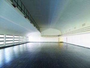 Interiér šermířské akademie je zastřešen působivou klenbou