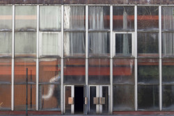 Snímek původní podoby menzy s lehkým závěsným pláštěm