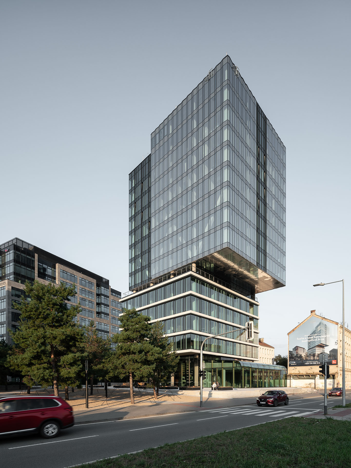 Na místě brněnského brownfieldu Vlněna vyrostl kancelářský komplex. Studio acht zde postavilo patnáctipodlažní prosklenou budovu s označením I.