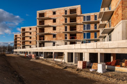 V lukrativní rezidenční oblasti Českých Budějovic roste bytový dům Byty 4 Dvory. (Průběh realizace - leden 2025)
