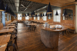 interiérovém řešení působí moderně, a přesto navazuje na historii místa - hostinec tady totiž byl vždycky. (Restaurace u Matěje, navrhl Stanislav Fiala)