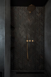 Pohled do koupelny (Interiér třípodlažního bytu v Praze od studia OOOX)