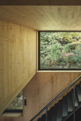 Z patra jsou díky velkému prosklení výhledy na skály. (Chata u Sázavy mezi skálou a řekou; Mimosa Architekti)