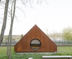 Do krovu se vešla ještě malá pracovna. (Víkendový dům nad přehradou, NOIZ architekti)