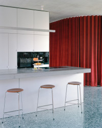 Vila Bôrik, PLURAL, LABAK - Strohý výraz pohledového betonu na stěnách i stropě doplňují barevné závěsy