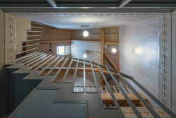 Vnitřní schodiště (Komunitní centrum v bývalé stodole, studio Raketoplán)