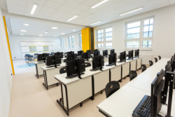 Nástavba základní školy Vidče vyřešila nedostatek prostor pro výuku. Pracuje s kontrastem mezi tmavou současnou vrstvou a původní světlou fasádou z 80. let.