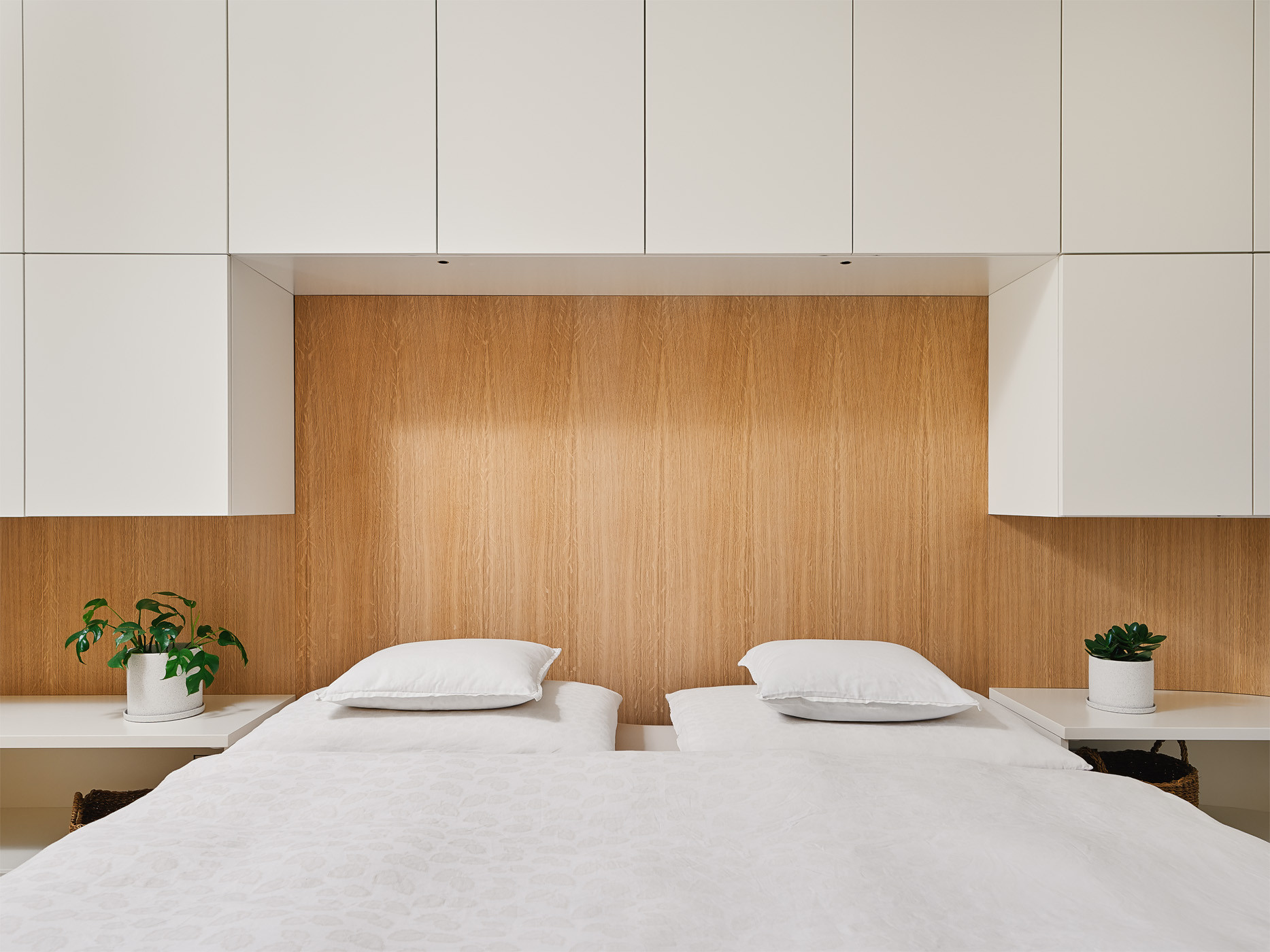 Nábytek v ložnici a hale je vyroben z dýhovaných dubových desek. (Byt v Hostivaři, Michaela Socha)