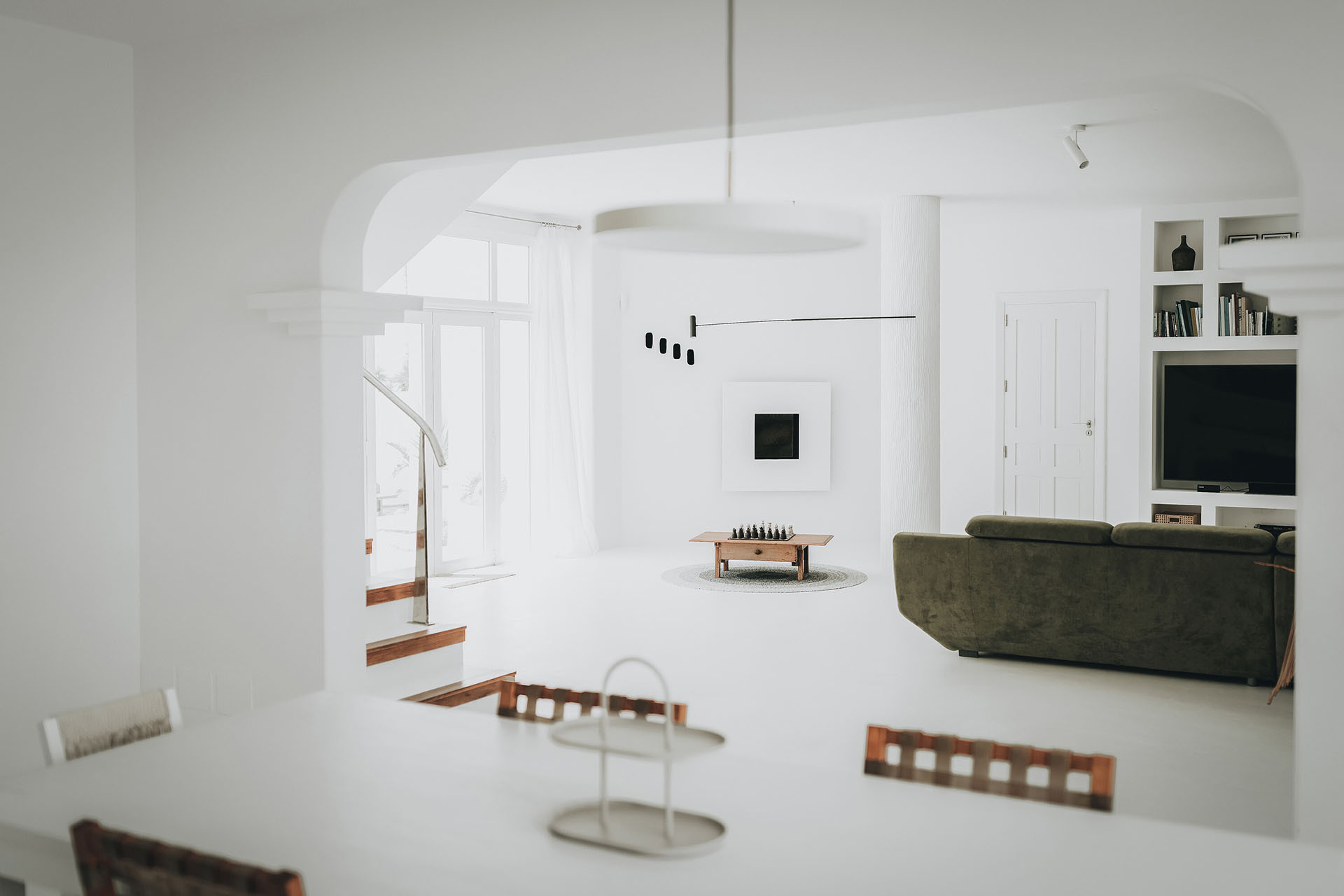 Výsledná realizace by se dala nazvat česko-kanárská fúze. Původně totiž vilu okolo roku 2000 navrhla architektonická kancelář DISEÑO LANZAROTE, sídlící přímo na ostrově. (Villa Amonita na Lanzarote, OOOOX)