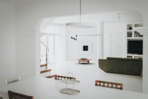 Výsledná realizace by se dala nazvat česko-kanárská fúze. Původně totiž vilu okolo roku 2000 navrhla architektonická kancelář DISEÑO LANZAROTE, sídlící přímo na ostrově. (Villa Amonita na Lanzarote, OOOOX)
