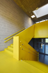 Škola a školka v Letech, Architekt Ondřej Tuček: Světlé interiéry doplňují barevné prvky.