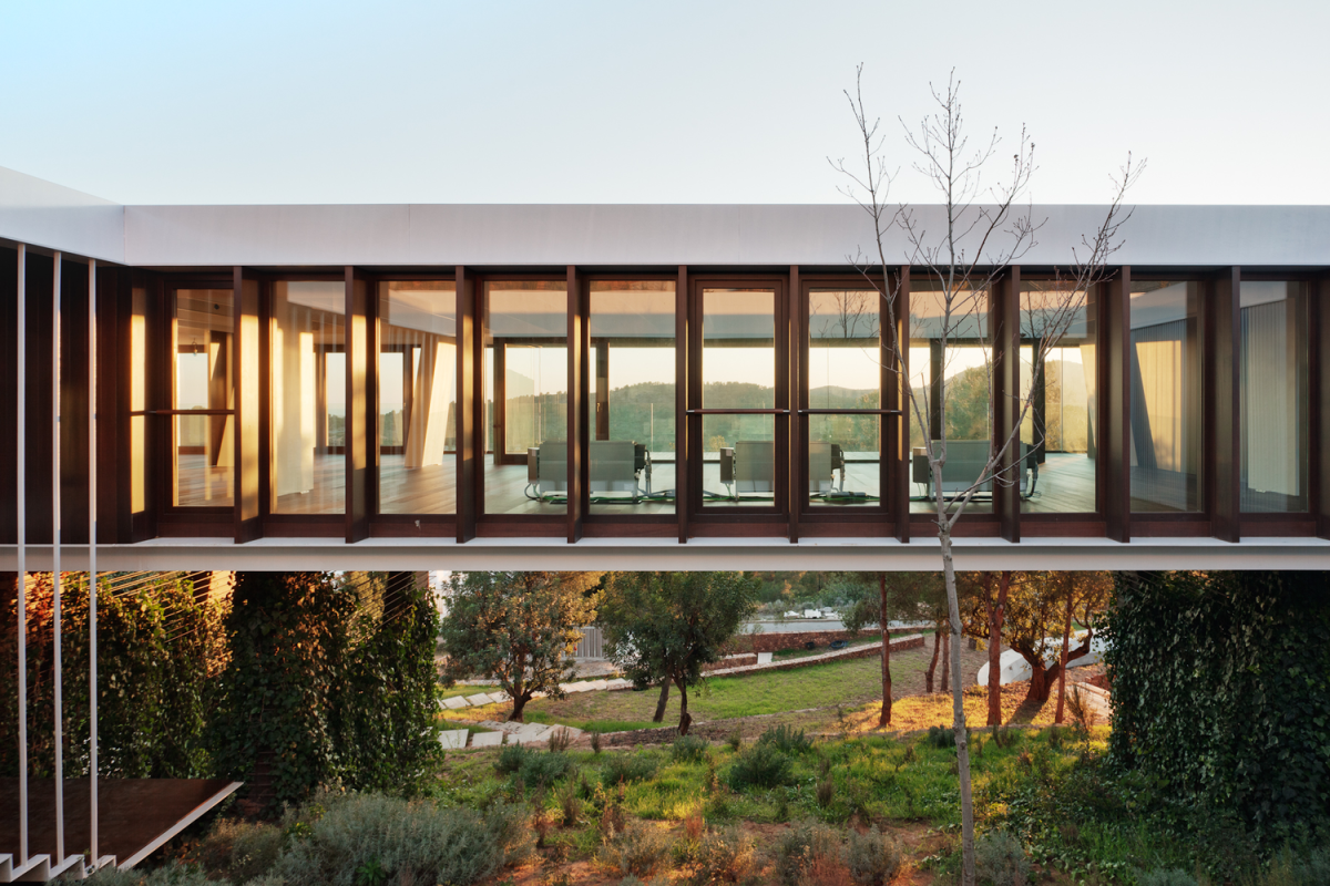 Luxusní vila ve Španělsku od OAB Architecture + ADI