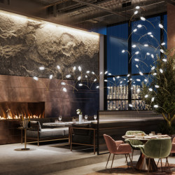 Visící květy drží téměř neviditelné kabely, které raší z mosazných stonků. Tulip od Marca Sadlera.