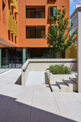 Na přízemí jsou situované dvě obchodní jednotky. (Rezidence U Milosrdných na Starém Městě od Fránek Architects)