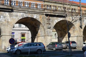 Léto pod Negrelliho viaduktem