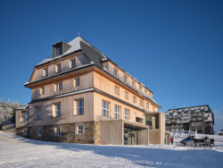 ...a dole kamenný sokl, k němuž přibyly betonové přístavby. (Centrum Hořec; ADR)