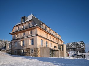 ...a dole kamenný sokl, k němuž přibyly betonové přístavby. (Centrum Hořec; ADR)