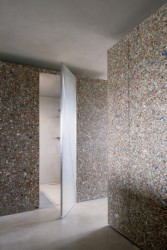 Papundekl architekti - Tři boxy z Packwallu v otevřeném prostoru: Architekti rádi a často používají nezvyklé materiály