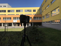 3D skener při skenování jednoho z +/- cca 20 stanovisek mračen bodů obálky budovy, v tomto případě v atriu školy, ale o tom až příště…