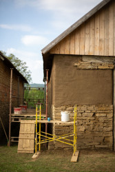 Nanášení hrubé omítky na stodolu v Hrubé Vrbce v rámci festivalu ZaCHRAŇTE stodoly.