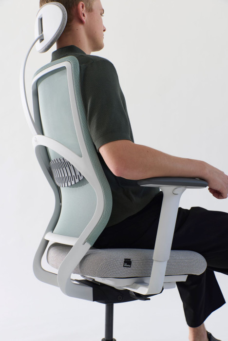 Pracovní židle Arcus od LD Seating ve světle šedém provedení.