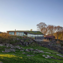 Na ostrově Finnøy vyrostl dům s výhledy na oceán. Navrhla ho architektonická kancelář Helen & Hard.