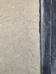 Finální obnovený povrch hliněné fasády stodoly