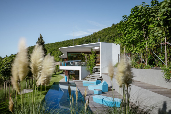 Přelivný negative edge nerezový bazén pro Galerii lidské tvořivosti. Autoři Ing. Arch. Martin Sladký a Ing. Arch. Filip Hejzlar, ateliér de.fakto