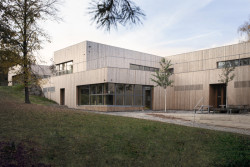 Nízká stavba se otevřeně vztahuje k okolní krajině a skrze velká okna nabízí dětem pohledy do rozlehlé školní zahrady. (Mateřská škola ve Fulneku od XTOPIX)