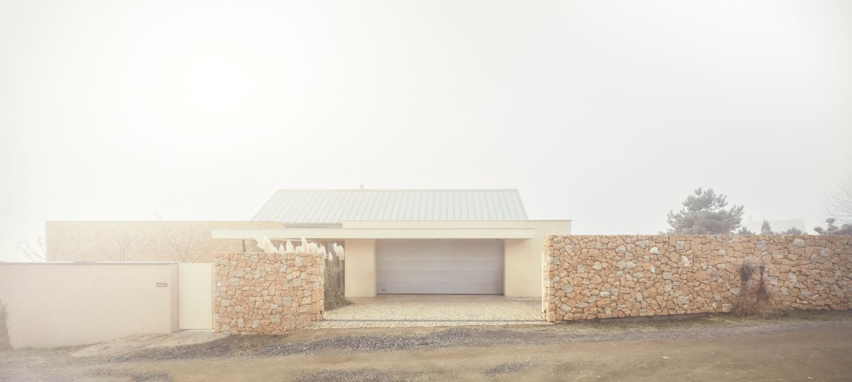 Dům je do ulice uzavřený. (Bungalov ve východních Čechách; Atelier Kunc)